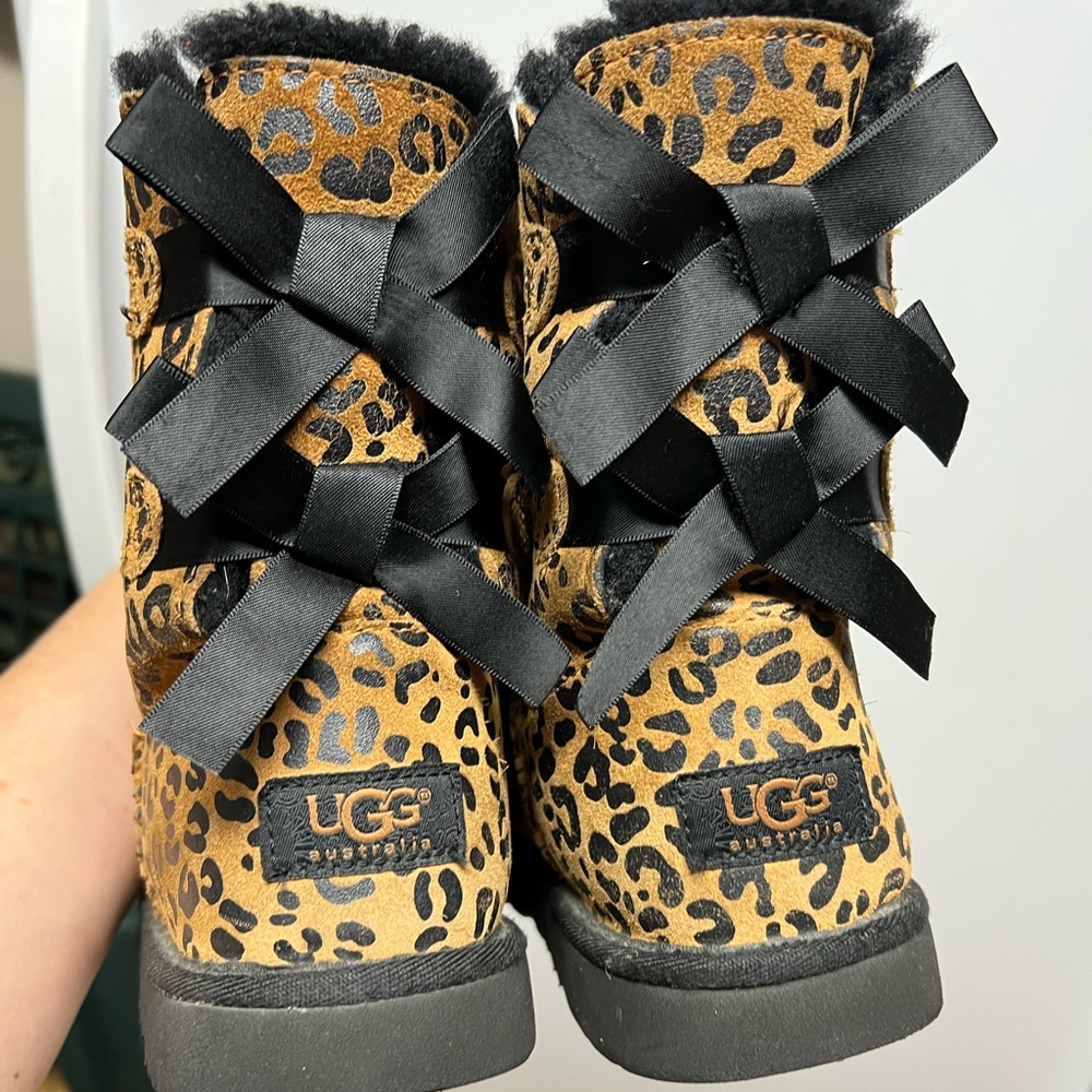 UGG Australia Boots Bailey Bow Leopard Print Tan & Black Big Girls Size 4